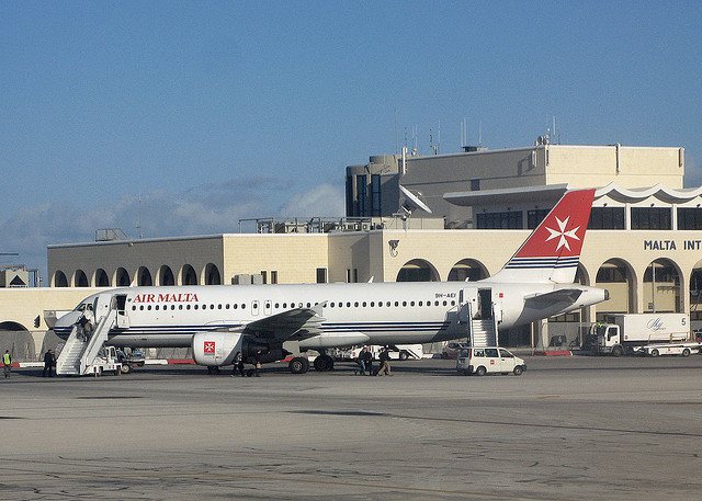 El aeropuerto de Malta se encuentra a 10 km de La Valleta en el centro de la isla. 