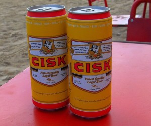 La fresca y suave cerveza Cisk.