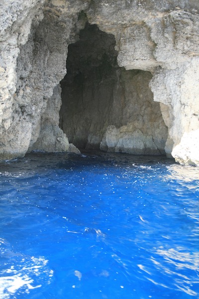 Una de las actividades que pueden realizar en Comino es dar una vuelta en barco y visitar las múltiples cuevas que hay a lo largo del litoral.