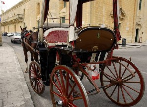 Una de las calesas turísticas de La Valleta (también circulan en Mdina), los karrozzini. Foto de Arnaldo Interata.