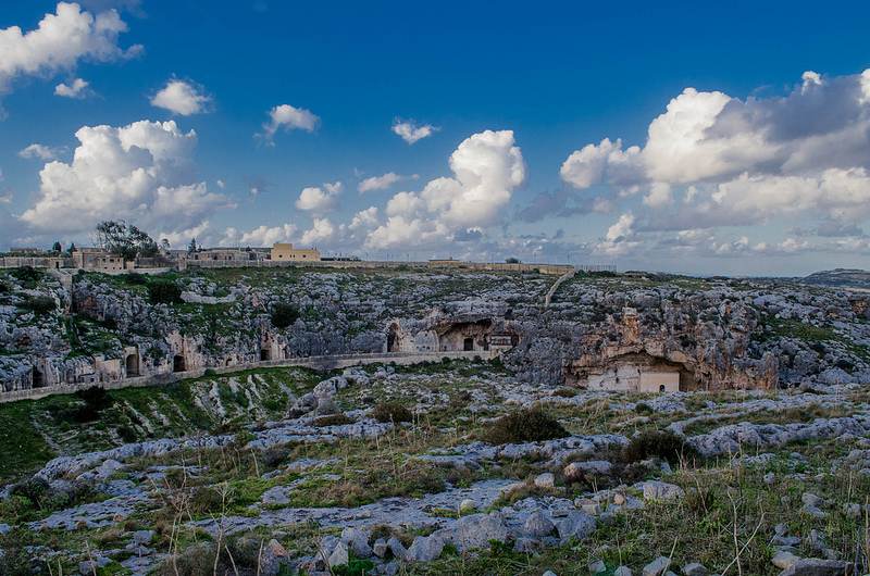 Paisaje del interior de Malta. Mediterráneo esplendoroso. Calor, piedra y mar. Y oculta la viña.