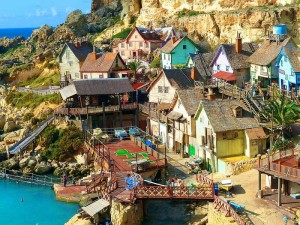 Foto del pequeño parque de atracciones del Pueblo Popeye Village. Foto de lichtjaeger66.