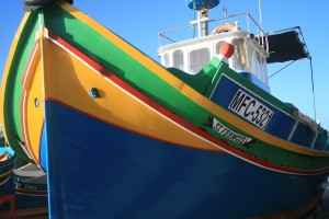 Uno de los luzzu, los barcos pesqueros típicos de Malta.