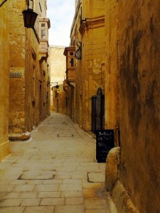 Callejuelas y recovecos, he aquí el verdadero encanto de Mdina. Foto de