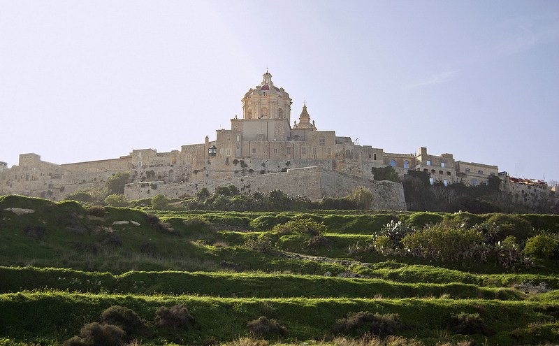 La ciudad de Mdina, en el centro de Malta conserva el encanto más antiguo. Sus callejuelas y edificios dominan una colina y se recortan en la lejanía. Ideal para cambiar de aires tras visitar Paceville y St George's Bay. Foto de Mark j fox.