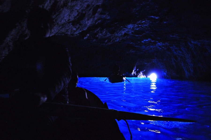 La Cueva Azul nos ofrece un auténtico espectáculo natural de reflejos azules.