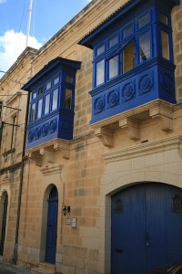 Balcones típicos e las calles de Qala. Foto de Guía Isla Malta.