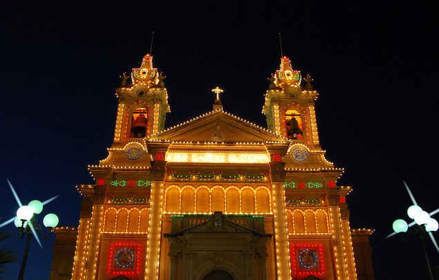La iglesia de Qala durante las fiestas patronales.