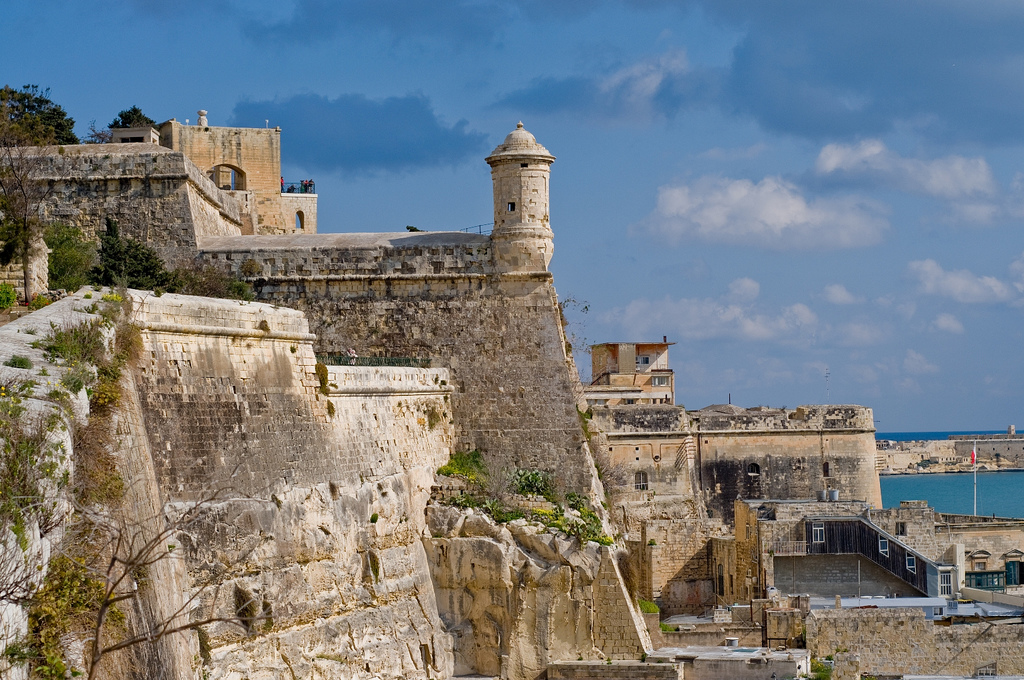 El buen tiempo en la capital de Malta, La Valleta, está casi todo el año presente, ideal para recorrer la ciudad y sus monumentos o para darse un buen baño en cualquiera de las playas paradisíacas de la isla.