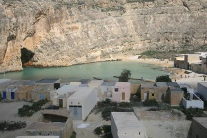 Este pequeño brazo de mar sólo se comunica con el Mediterráneo por la cueva que ven a la izquierda. Justo detras de Azure Window. Foto Guía de Malta.