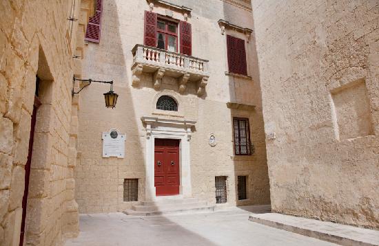 Entrada del Museo Palazzo de Piro en Mdina.